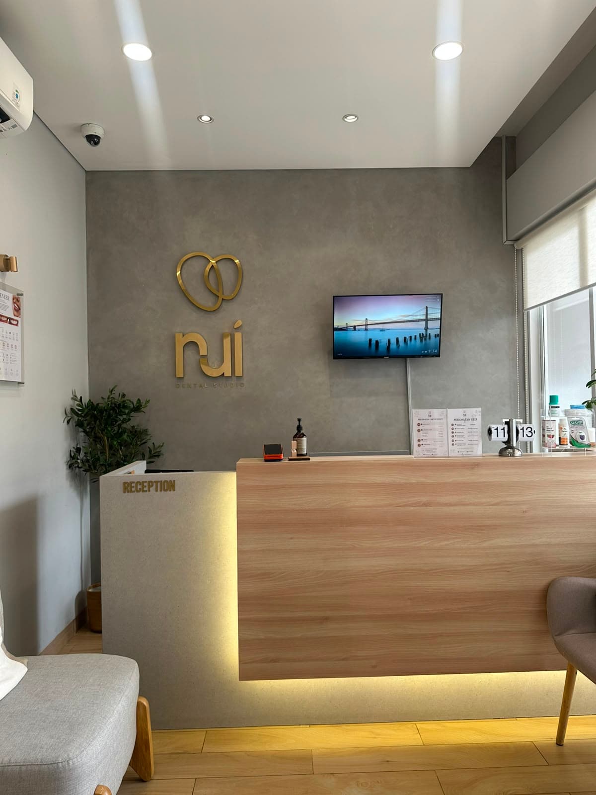 Resepsionis NUI Dental Studio